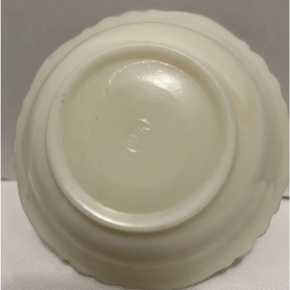 4 McKee Uranium Custard Ivory Laurel Wreath Glass Berry Bowls